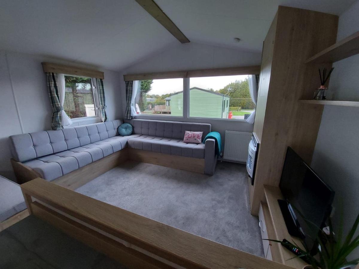 Woofles Luxury Caravan At Knaresborough Lido Apartment Exterior photo